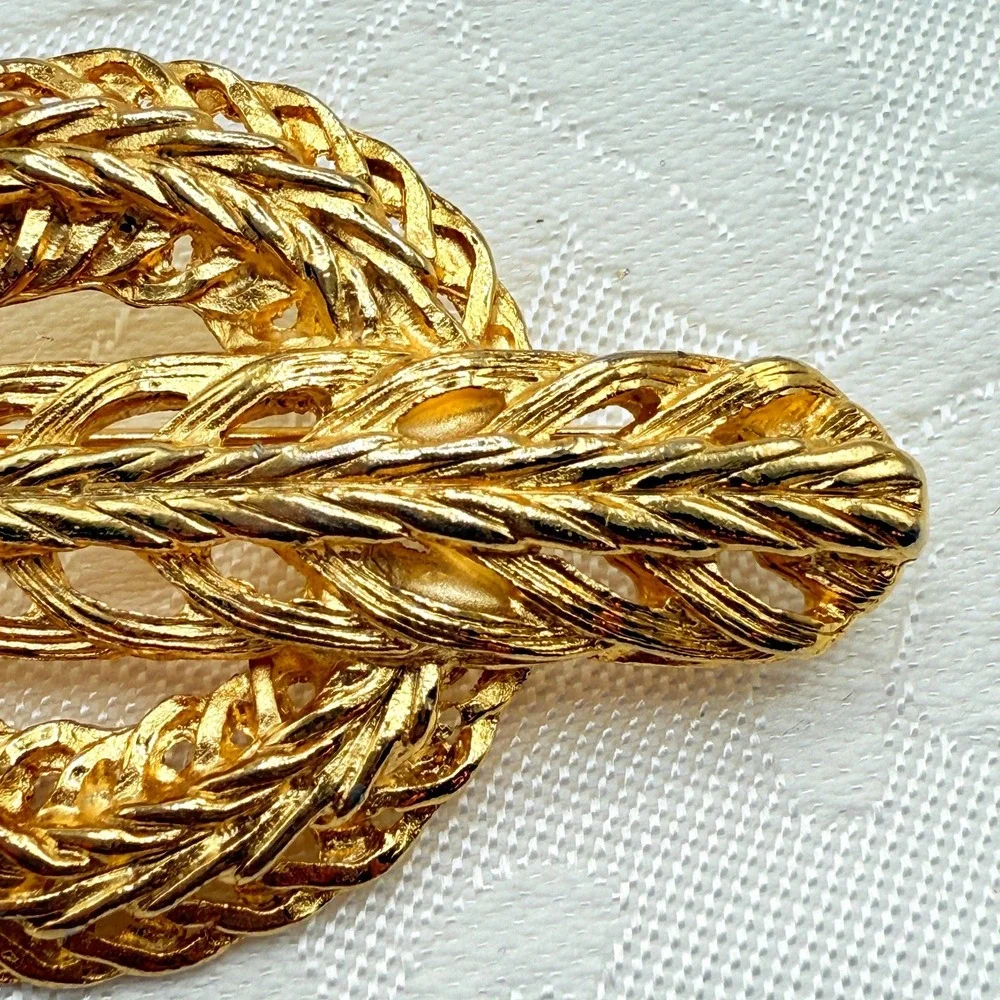 Vintage Elegant Gold Tone Laurel Leaf Design Buckle Brooch